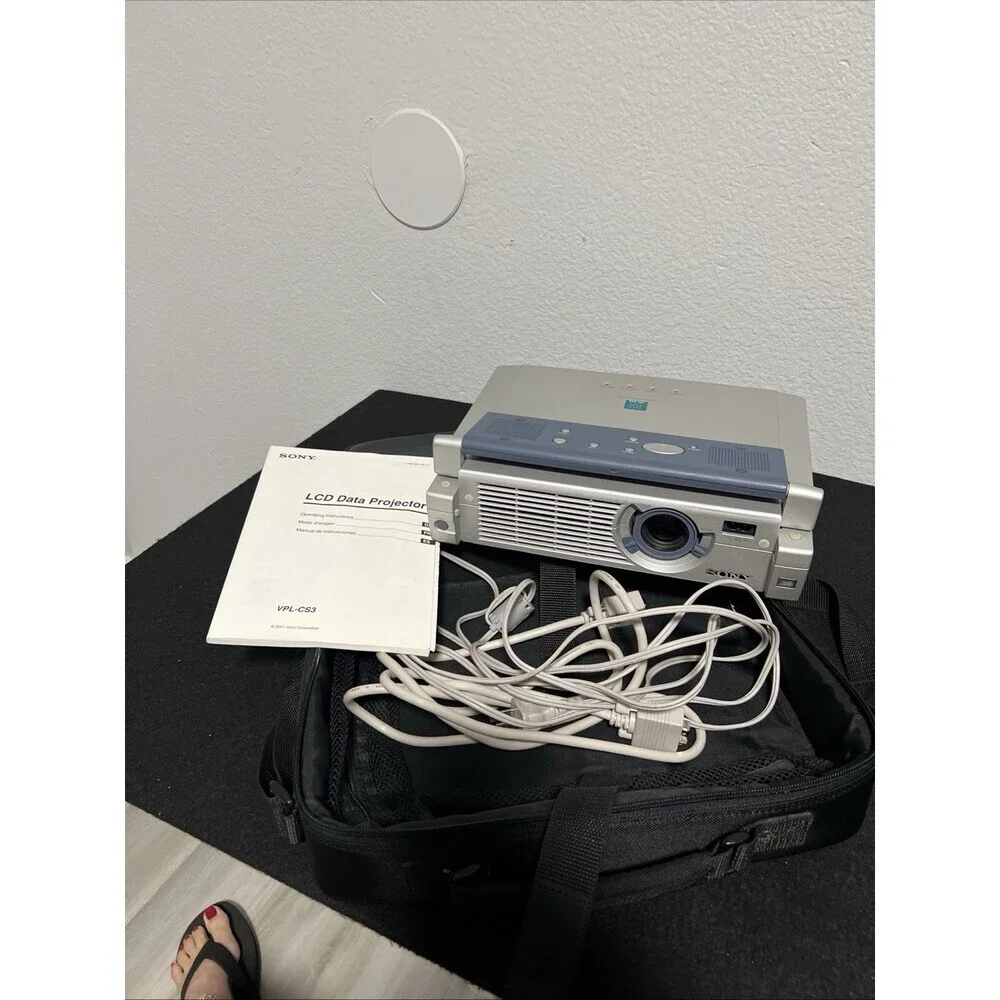 Sony VPL-CS3 LCD Data Projector + Wires & Carrying Case Tested